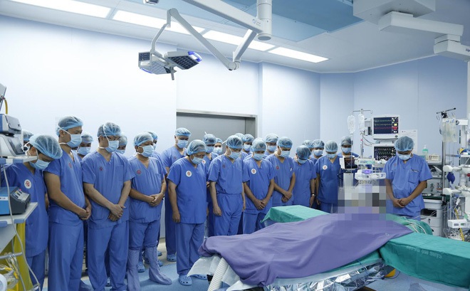 Các bác sĩ mặc niệm anh T. trước khi phẫu thuật lấy tạng, cứu sống 6 bệnh nhân khác (Ảnh: BVCC)