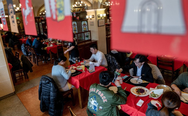 Thực khách ăn trưa tại một nhà hàng Đức ở Thái Thương, Trung Quốc. Ảnh: NYT