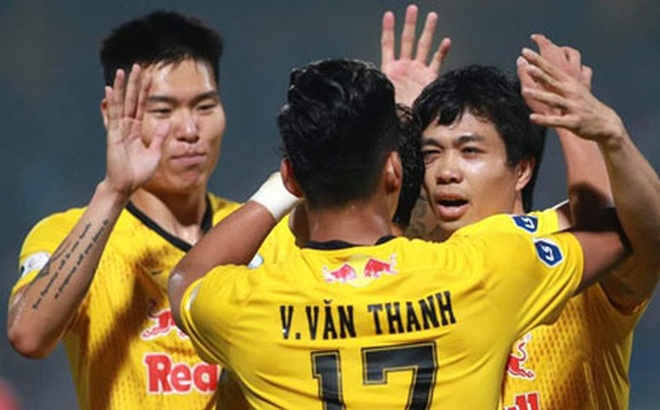 Công Phượng và Văn Thanh đóng góp 3 bàn thắng giúp HAGL giành chiến thắng 3-0 để vươn lên vị trí đầu bảng V-League sau 7 năm chờ đợi