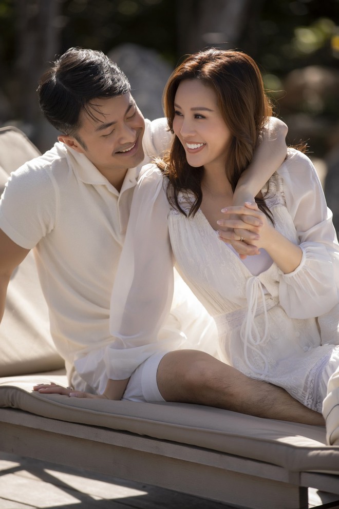 Hoa hậu Thu Hoài tình tứ hôn bạn trai Việt kiều kém 10 tuổi khi đi du lịch - Ảnh 1.