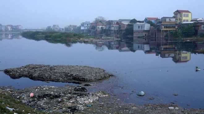 Nước sông Cầu ô nhiễm nặng, dưới sông cá chết, dân trên bờ lao đao - Ảnh 1.