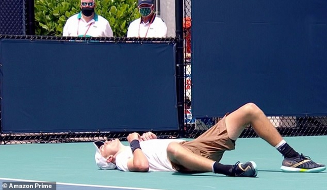 Đang thi đấu, tay vợt người Anh đổ gục vì nắng nóng - Ảnh 1.