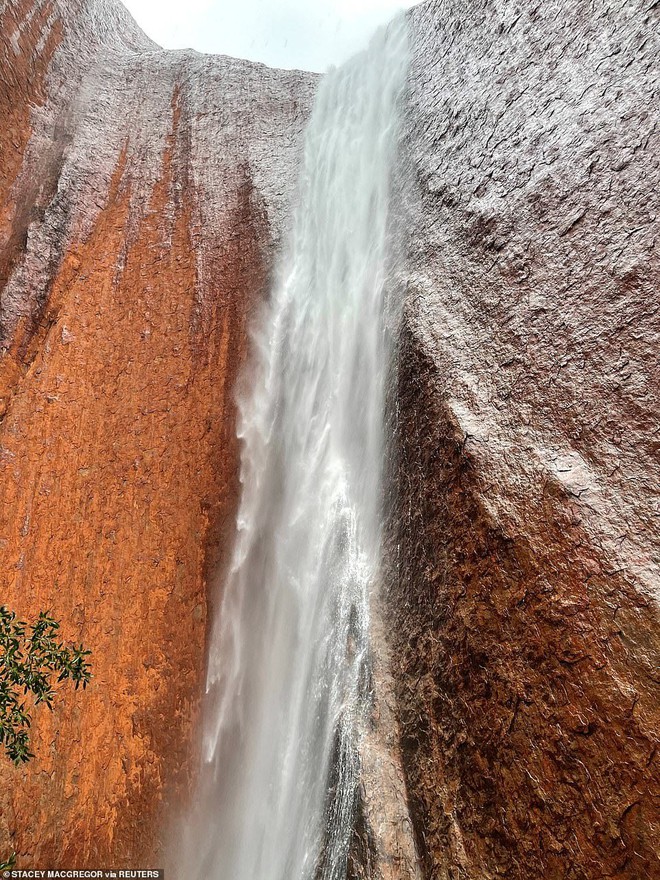 Thác nước chảy hiếm có trên núi đá sa mạc Australia - Ảnh 3.