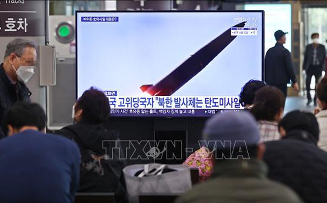Người dân theo dõi vụ phóng tên lửa của Triều Tiên tại nhà ga Suseo ở Seoul, Hàn Quốc ngày 25/3/2021. Ảnh: YONHAP/TTXVN