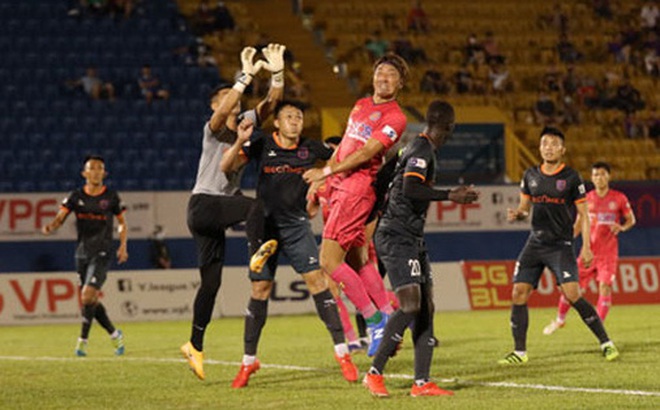 Sài Gòn FC (áo đỏ) gặp nhiều khó khăn vì lối chơi có dấu hiệu bị “bắt bài” (Ảnh: SG FC)