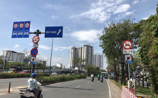 Biển báo cấm ôtô đặt trên đường Võ Văn Kiệt, quận 1, TP HCM (Ảnh: Lê Vĩnh)