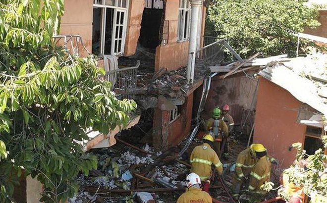 Máy bay của không quân Bolivia đã đâm vào một ngôi nhà ở Cochabamba. (Ảnh: The Leader)