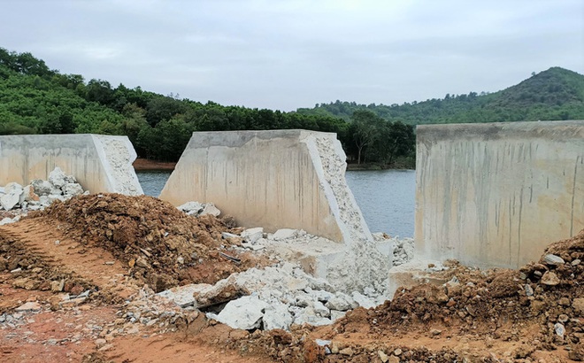 Tường chắn sóng bị cắt xẻ rất nhiều điểm ngay ở vị trí đã từng xảy ra thấm qua thân đập đất gây sạt trượt