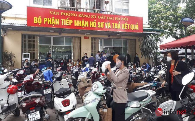 Văn phòng Đăng ký nhà đất Hà Nội kín chỗ để xe (ảnh chụp vào chiều 25/3).