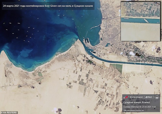 Ảnh vệ tinh hé lộ cảnh tắc nghẽn ở nơi siêu tàu 200.000 tấn mắc cạn tại kênh đào Suez - Ảnh 2.
