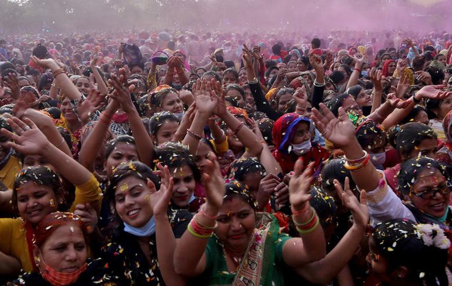 Ảnh: Hàng nghìn người tham gia lễ hội sắc màu Holi, bất chấp dịch Covid-19 đang tăng cao ở Ấn Độ - Ảnh 11.