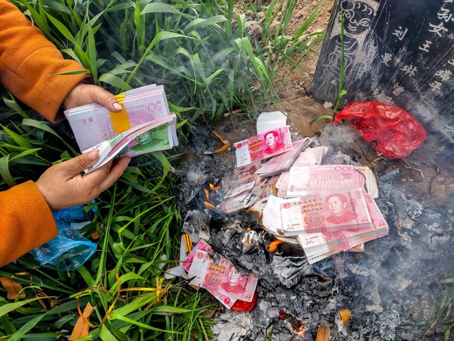 Tranh cãi lệnh cấm đốt vàng mã để giảm ô nhiễm môi trường tại Trung Quốc - Ảnh 3.