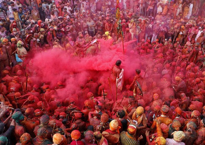 Ảnh: Hàng nghìn người tham gia lễ hội sắc màu Holi, bất chấp dịch Covid-19 đang tăng cao ở Ấn Độ - Ảnh 3.