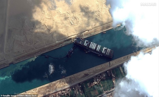 Ảnh vệ tinh hé lộ cảnh tắc nghẽn ở nơi siêu tàu 200.000 tấn mắc cạn tại kênh đào Suez - Ảnh 4.