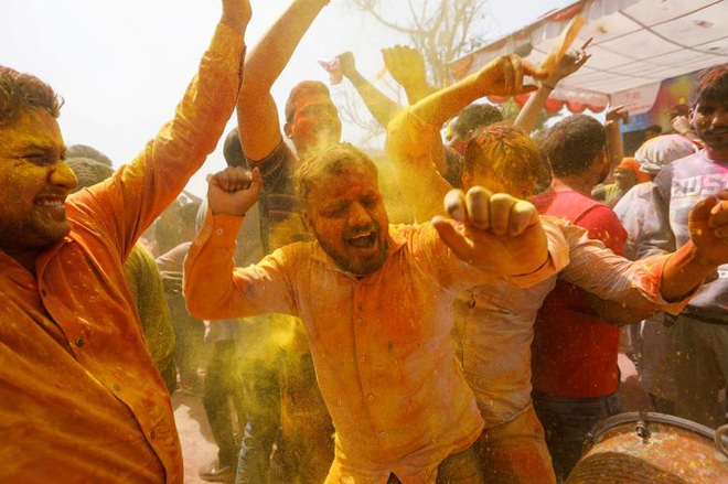 Ảnh: Hàng nghìn người tham gia lễ hội sắc màu Holi, bất chấp dịch Covid-19 đang tăng cao ở Ấn Độ - Ảnh 5.