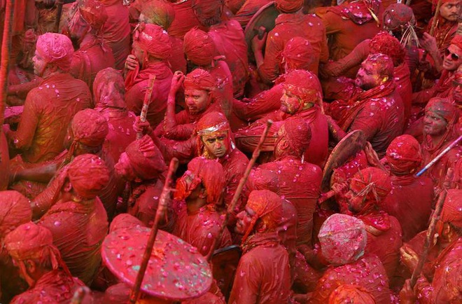 Ảnh: Hàng nghìn người tham gia lễ hội sắc màu Holi, bất chấp dịch Covid-19 đang tăng cao ở Ấn Độ - Ảnh 7.
