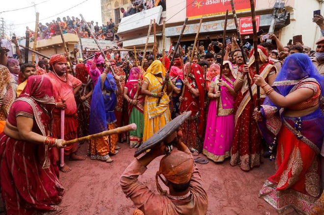 Ảnh: Hàng nghìn người tham gia lễ hội sắc màu Holi, bất chấp dịch Covid-19 đang tăng cao ở Ấn Độ - Ảnh 9.