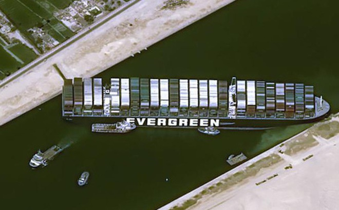Hình ảnh tàu Ever Given mắc kẹt ở kênh đào Suez. Ảnh: Reuters