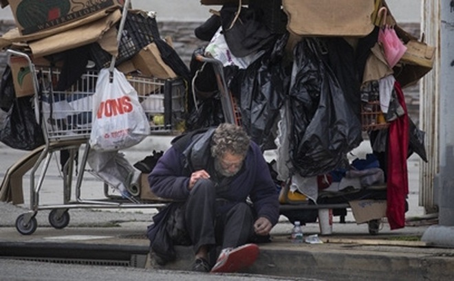 Một người vô gia cư trên đường phố Mỹ. Ảnh: CNN