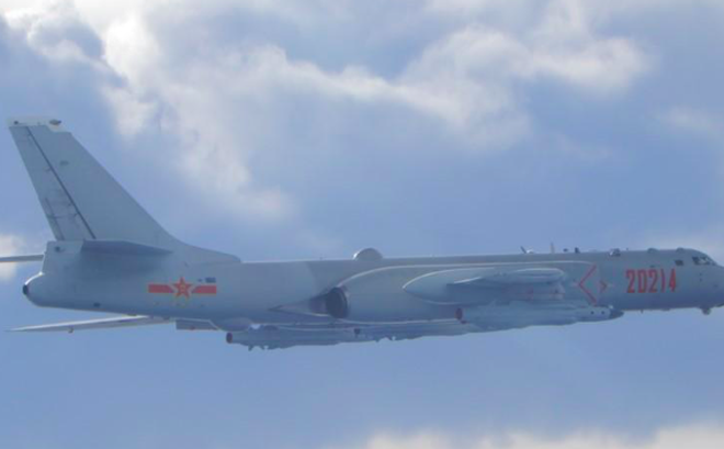 Một máy bay ném bom H-6 của Trung Quốc đại lục bay sát Đài Loan hồi tháng 9/2020. (Ảnh: Reuters)
