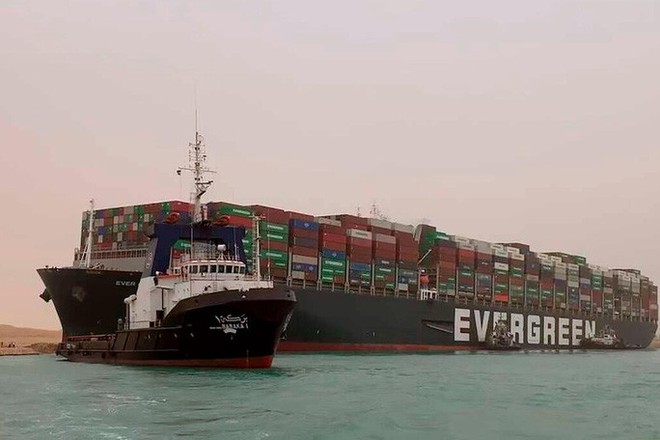 Tàu container mắc kẹt trên kênh đào Suez nhích nhẹ - Ảnh 2.