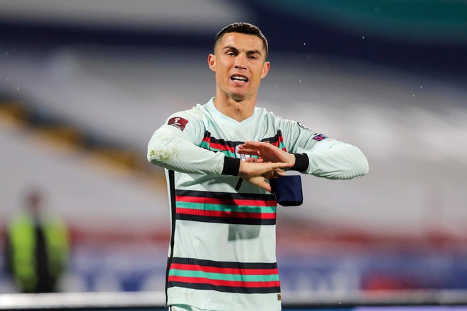 Ronaldo nhận đủ gạch đá vì ném băng đội trưởng sau drama cay đắng phút cuối trận - Ảnh 3.