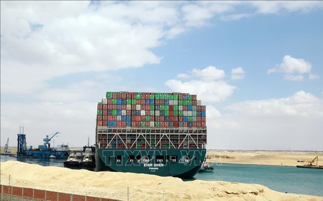 Tàu cứu hộ làm nhiệm vụ tại khu vực tàu container bị mắc kẹt trên kênh đào Suez, Ai Cập ngày 26/3/2021. Ảnh: THX/TTXVN