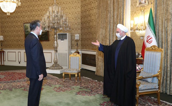 Tổng thống Iran Hassan Rouhani tiếp Bộ trưởng Ngoại giao Trung Quốc Vương Nghị hôm 27-3 Ảnh: REUTERS