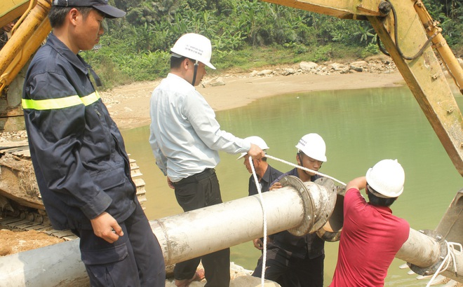 Lực lượng tìm kiếm lực lượng, phương tiện tập trung bơm nước để tổ chức tìm kiếm dưới lòng sông Rào Trăng.