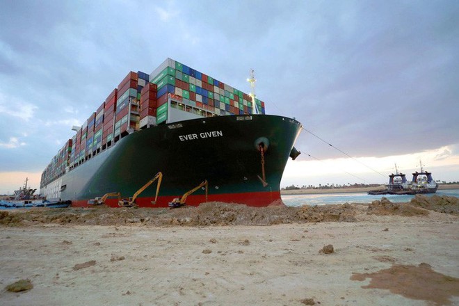 Toàn cảnh giải cứu siêu tàu mắc cạn trên kênh đào Suez - Ảnh 1.