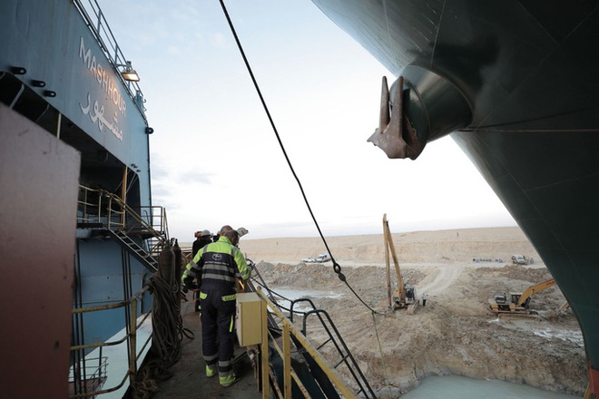Toàn cảnh giải cứu siêu tàu mắc cạn trên kênh đào Suez - Ảnh 2.
