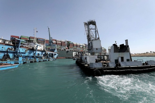 Toàn cảnh giải cứu siêu tàu mắc cạn trên kênh đào Suez - Ảnh 3.