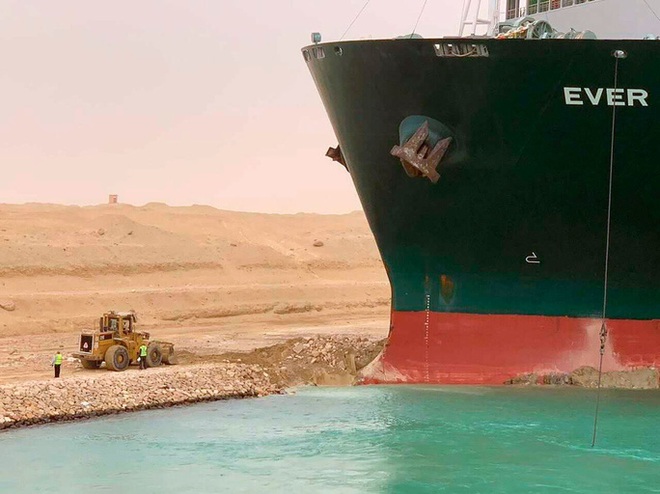 Toàn cảnh giải cứu siêu tàu mắc cạn trên kênh đào Suez - Ảnh 9.