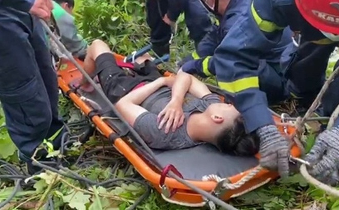 Lực lượng Cảnh sát cắt rừng, đưa dây xuống vực sâu hơn 30m để cứu hộ nạn nhân.