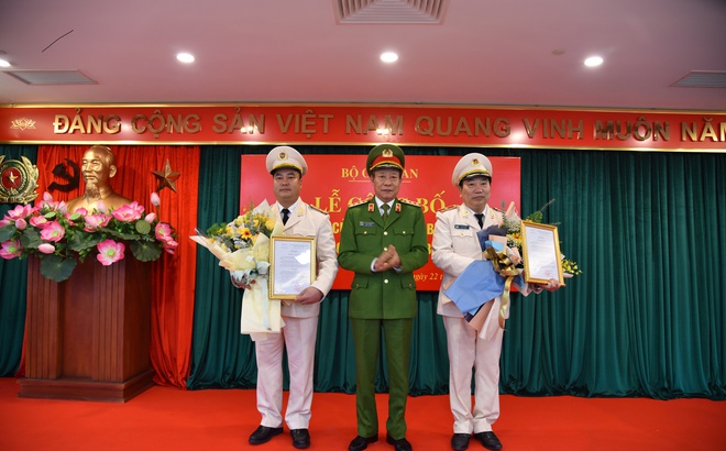 Thượng tướng Lê Quý Vương trao quyết định và chúc mừng Thiếu tướng Tô Văn Huệ, Đại tá Phạm Công Nguyên