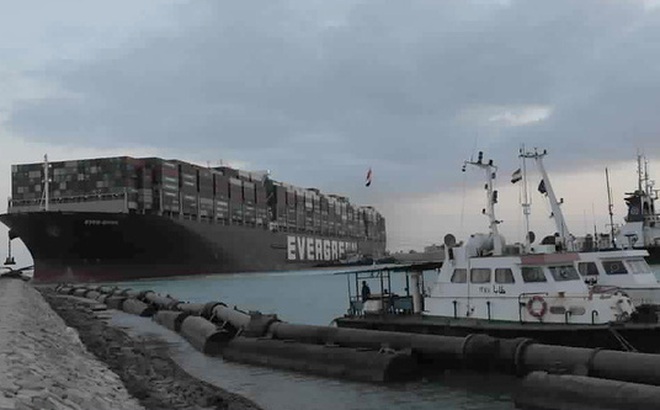 Tàu Ever Given chắn ngang kênh đào Suez. (Ảnh: AP)