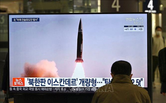 Người dân theo dõi qua truyền hình vụ phóng tên lửa đạn đạo chiến thuật kiểu mới của Triều Tiên, tại nhà ga Seoul (Hàn Quốc) ngày 26/3/2021. Ảnh: AFP/TTXVN