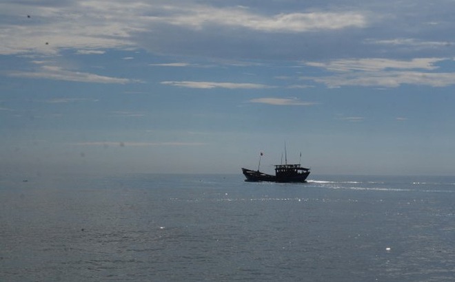 Ngư dân Quảng Bình đang khai thác thủy hải sản trên biển