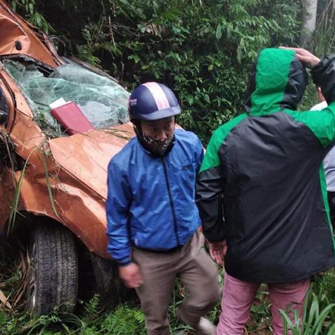 Vụ xe bán tải lật xuống vực khiến 3 người thương vong: 2 cán bộ thanh tra đi làm về thì gặp nạn - Ảnh 4. Vụ xe bán tải lật xuống vực khiến 3 người thương vong: 2 cán bộ thanh tra đi làm về thì gặp nạn - Ảnh 4.