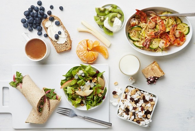 Sẽ ra sao nếu bạn ăn qu&aacute; nhiều v&agrave;o bữa tối? - Ảnh 1.