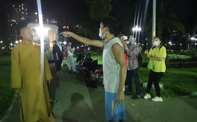 Xôn xao những video thầy chùa ăn thịt chó: Ông Phúc tự cạo đầu, tự mặc pháp phục rồi lấy tên Thích Tâm Phúc - Ảnh 3. Xôn xao những video thầy chùa ăn thịt chó: Ông Phúc tự cạo đầu, tự mặc pháp phục rồi lấy tên Thích Tâm Phúc - Ảnh 3.
