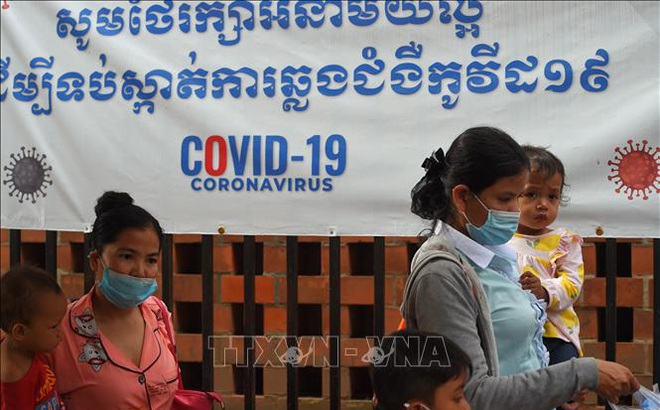 Người dân đeo khẩu trang phòng lây nhiễm COVID-19 tại Phnom Penh, Campuchia. Ảnh minh họa: AFP/TTXVN