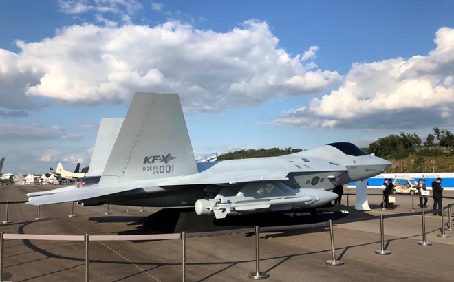 Mô hình máy bay chiến đấu KF-X của Hàn Quốc tại Triển lãm Quốc phòng và Hàng không Quốc tế Seoul ở Seongnam, Hàn Quốc ngày 15/10/2019. Ảnh: Reuters