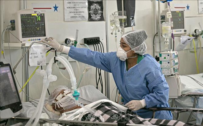 Nhân viên y tế điều trị cho bệnh nhân COVID-19 tại Belem, bang Para, Brazil ngày 3/12/2020. Ảnh: THX/TTXVN