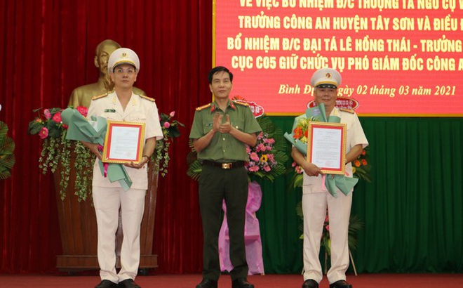Giám đốc Công an tỉnh Bình Định trao quyết định của Bộ trưởng Bộ Công an cho Thượng tá Ngô Cự Vinh (thứ nhất bên trái sang) và Đại tá Lê Hồng Thái, Trưởng Phòng, Cục C05, Bộ Công an.