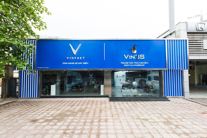 Bên trong loạt showroom xe máy điện VinFast kết hợp trung tâm trải nghiệm Vin3S “xịn xò” - Ảnh 1.