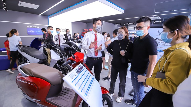 Bên trong loạt showroom xe máy điện VinFast kết hợp trung tâm trải nghiệm Vin3S “xịn xò” - Ảnh 11.