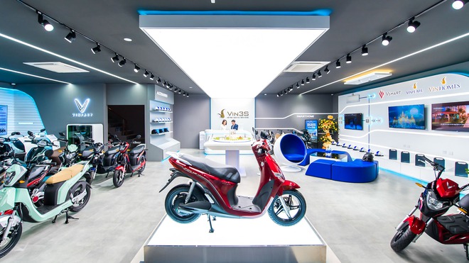 Bên trong loạt showroom xe máy điện VinFast kết hợp trung tâm trải nghiệm Vin3S “xịn xò” - Ảnh 4.