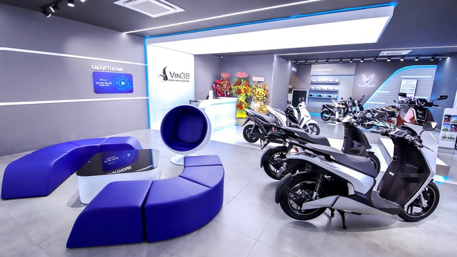 Bên trong loạt showroom xe máy điện VinFast kết hợp trung tâm trải nghiệm Vin3S “xịn xò” - Ảnh 3.
