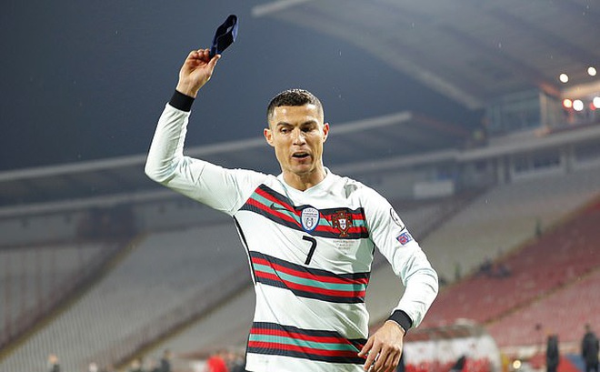 Ronaldo tức giận ném băng thủ quân sau trận hòa Serbia